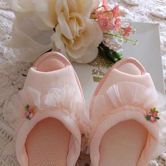 UNWORN, PRECIOUS, PINK BRIDAL SLIPPERS IN ORIGINAL GIFT BOX FROM THE 1950S! - Picture 3 of 15